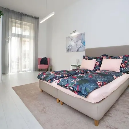 Apartment Spacious Nearby Parliament Budapest